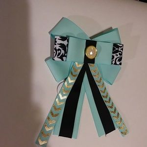 Bow brooch